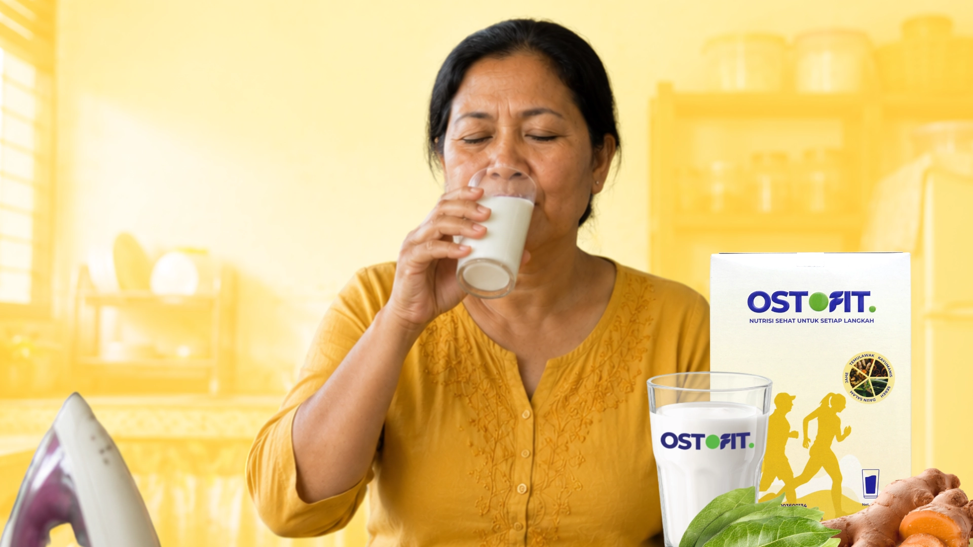 Seorang ibu rumah tangga meminum susu herbal di dapur dengan produk Ostofit sampingnya.