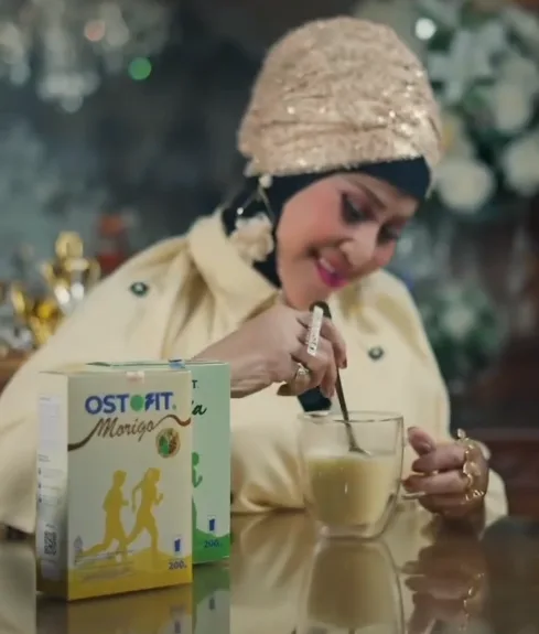 Umi Elvy Sukaseih menyeduh Ostofit