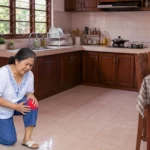 Seorang ibu rumah tangga mengalami gealaja nyeri sendi pada bagian lutut sebelah kiri.