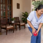 Seorang ibu rumah tangga mengalami sakit pada bagian lutut sebelah kanan di halaman rumah.