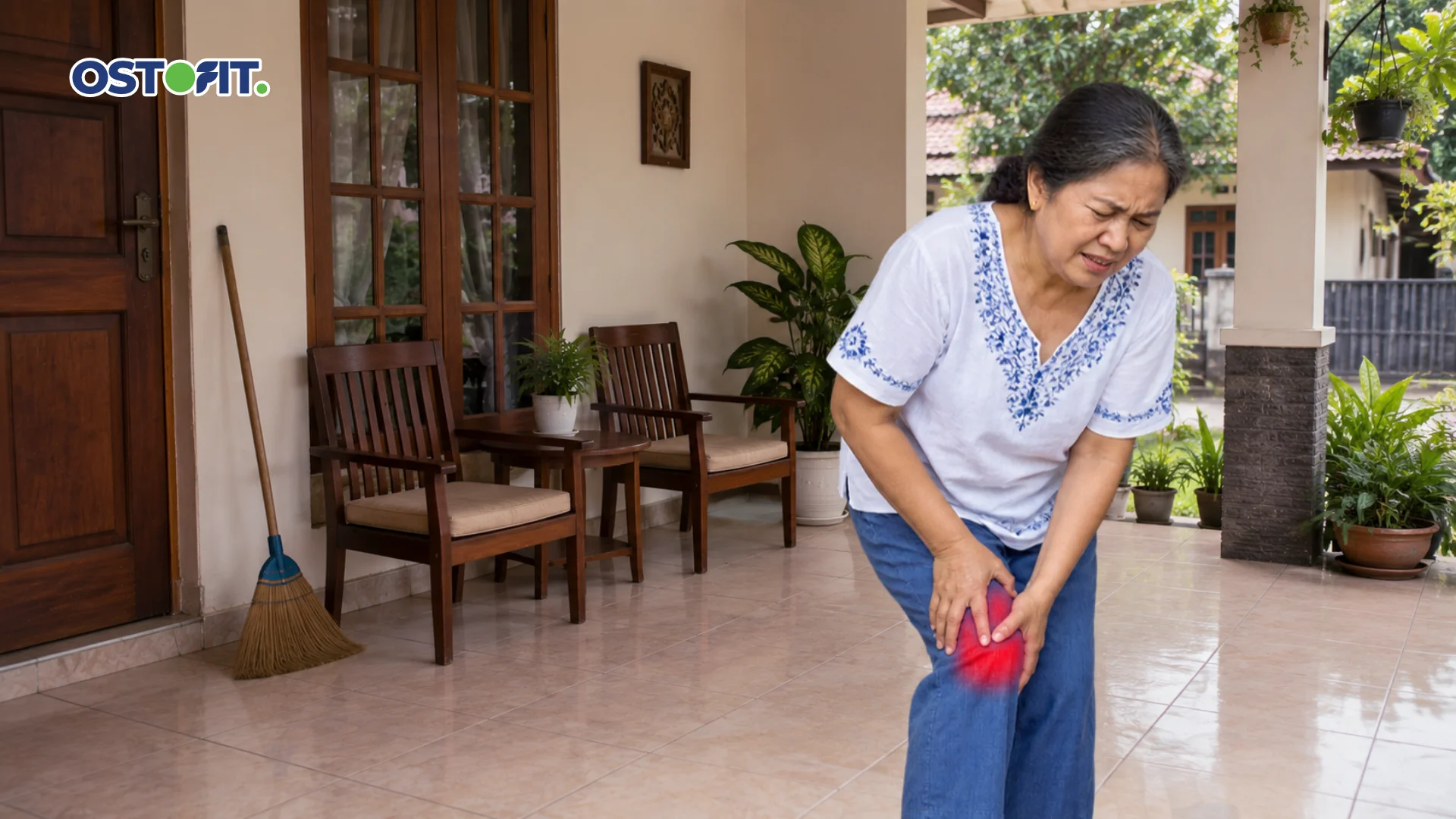 Seorang ibu rumah tangga mengalami sakit pada bagian lutut sebelah kanan di halaman rumah.