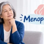 Seorang wanita lansia sedang duduk dengan ilustrasi manopause