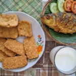 Menu makan tinggi kalsium berupa ikan bandeng goreng, tahu dan tempe, serta susu sapi.
