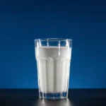 Segelas susu sapi yang kaya kalsium dan protein.