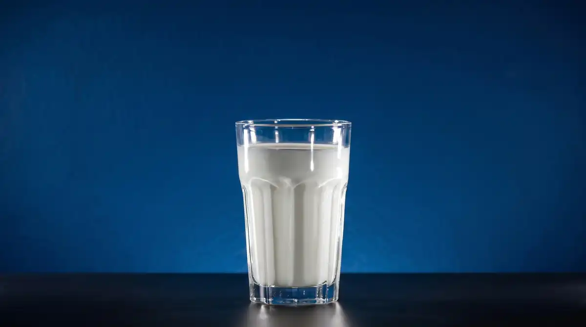 Segelas susu sapi yang kaya kalsium dan protein.